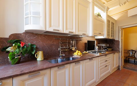 Appartamento Zefferini: Cabinetry, Eigentum, Countertop, Interior Design, Holz, Blume, Fussboden, Flooring, Küchengerät, Holzbeize