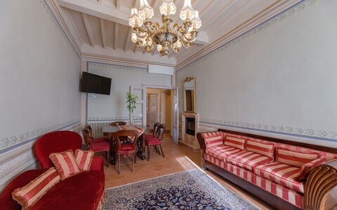 Appartamento Zefferini: Eigentum, Möbel, Gebäude, Couch, Dekoration, Interior Design, Beleuchtung, Wohnzimmer, Flooring, Fussboden