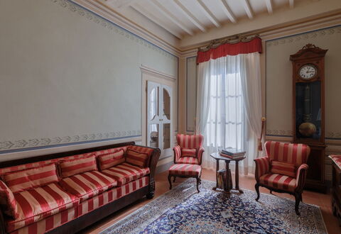 Appartamento Zefferini: Möbel, Gebäude, Holz, Interior Design, Flooring, Fussboden, Couch, Stuhl, Uhr, Bilderrahmen