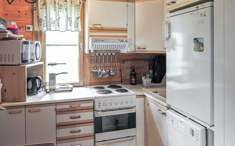 Ylläsmukka a 3: Küchengerät, Küche, Countertop, Major Appliance, Cabinetry, Möbel, Haushaltsgerät, Holz, Herd, Interior Design