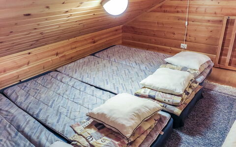 Ylläsmukka a 3: Holz, Fussboden, Flooring, Schlafzimmer, Bett, Zuhause, Hartholz, Holzbeize, Bedding, Holzboden