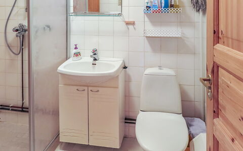 Ylläsmukka a 3: Badezimmer, Armatur, Toilleten Sitz, Toilette, Bad Sink, Sinken, Flooring, Interior Design, Fussboden, Zapfhahn