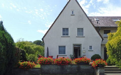 Haus am Berg der Osterräder: Pflanze, Himmel, Gebäude, Wolke, Blume, Eigentum, Fenster, Haus, Grundstueck, Baum