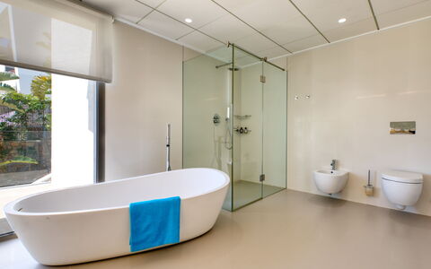 Emma on the Roc: Armatur, Eigentum, Badewanne, Gebäude, Pflanze, Fenster, Interior Design, Badezimmer, Tür