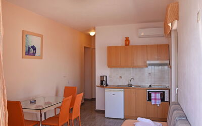 The Penthouse 1.1: Zimmer, Eigentum, Gebäude, Möbel, Fussboden, Interior Design, Decke, Haus, Grundeigentum, Hartholz