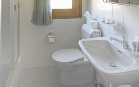 Bellevue: Badezimmer, Eigentum, Zimmer, Armatur, Zapfhahn, Sinken, Wand, Fliese, Toilette, Fussboden