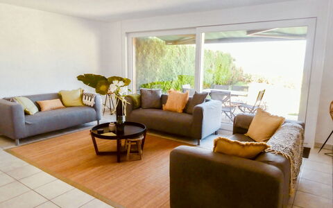 Bellevue: Wohnzimmer, Möbel, Zimmer, Eigentum, Interior Design, Fussboden, Gebäude, Grundeigentum, Couch, Haus