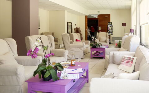 Saint Briac 651: Wohnzimmer, Zimmer, Interior Design, Eigentum, Möbel, Lila, Zuhause, Dekoration, Gebäude, Schonbezug