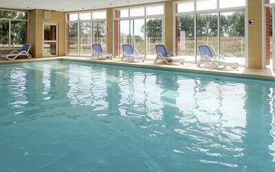Frehel Cap Frehel 649: Schwimmbad, Freizeitzentrum, Eigentum, Freizeit, Resort, Gebäude, Wasser, Grundeigentum, Fussboden, Hotel