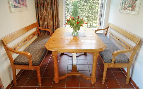 Den Osse: Zimmer, Möbel, Eigentum, Esszimmer, Tabelle, Küche & Esszimmer Tisch, Fussboden, Hartholz, Stuhl, Interior Design