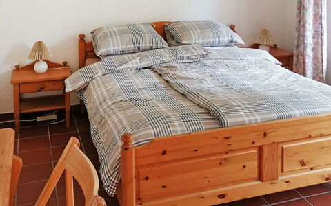 Den Osse: Schlafzimmer, Bett, Möbel, Zimmer, Bettrahmen, Fussboden, Bettdecke, Eigentum, Hartholz, Matratze