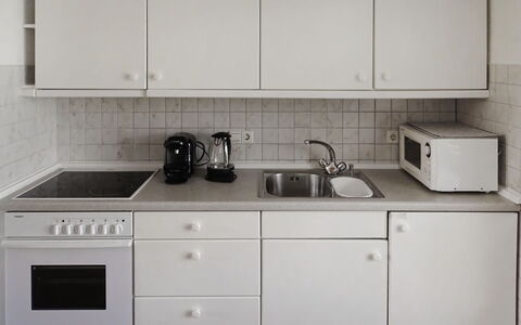 Den Osse: Countertop, Küche, Cabinetry, Sinken, Zimmer, Spüle, Eigentum, Möbel, Herd, Küchengerät