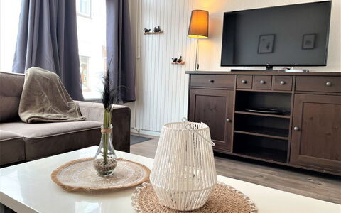 Brouwershaven: Cabinetry, Möbel, Tabelle, Countertop, Schublade, Holz, Gebäude, Kommode, Kommode, Vorhang