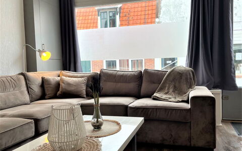 Brouwershaven: Tabelle, Möbel, Couch, Fenster, Gebäude, Studio Couch, Holz, Bilderrahmen, Komfort, Interior Design