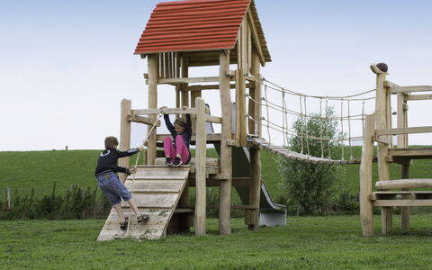 Ganuenta: Öffentlicher Raum, Spielplatz, Spielmittel, Menschliche Siedlung, Spielplatz Rutsche, Erholung, Freizeit, Spass, Gras, Baum