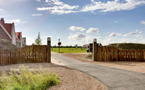 Ganuenta: Himmel, Wand, Daytime, Wolke, Eigentum, Gras, \Stadt, Wohngebiet, Grundstueck, Baum