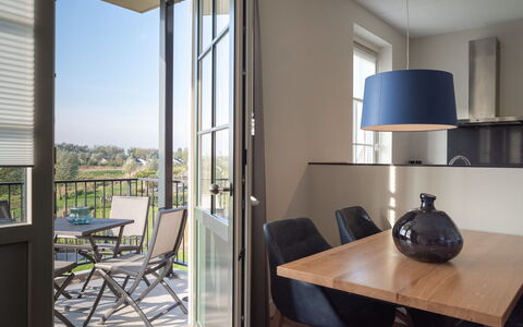 Ganuenta: Tabelle, Möbel, Gebäude, Stuhl, Fenster, Wohnzimmer, Holz, Tür, Schatten