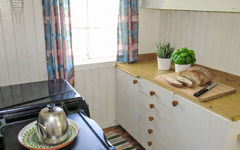 Førevanns Hytta: Holz, Interior Design, Flooring, Möbel, Cabinetry, Küche, Küchengerät, Zimmer, Countertop