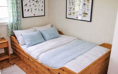Førevanns Hytta: Möbel, Holz, Flooring, Interior Design, Fussboden, Linens, Schlafzimmer, Zimmer, Bett, Bettdecke