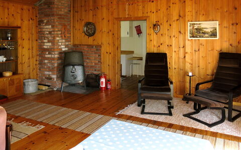 Førevanns Hytta: Möbel, Holz, Gebäude, Cabinetry, Interior Design, Flooring, Fussboden, Wohnzimmer, Küchengerät, Hartholz