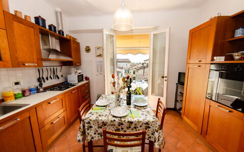 Sinidio: Countertop, Zimmer, Eigentum, Möbel, Küche, Cabinetry, Gebäude, Interior Design, Haus, Fussboden