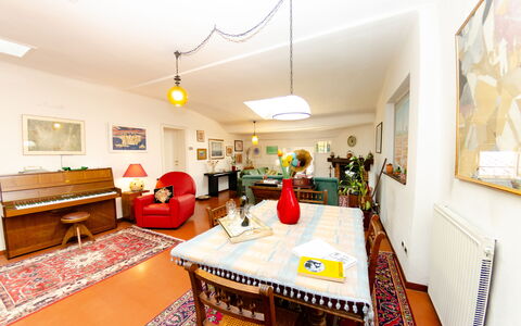 Sinidio: Zimmer, Eigentum, Interior Design, Möbel, Grundeigentum, Gebäude, Haus, Gelb, Tabelle, Esszimmer