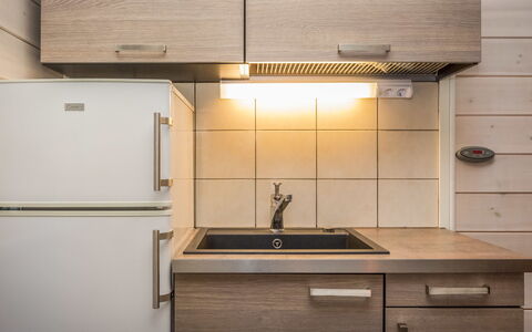 Pertunmaa 603: Küchengerät, Küche, Countertop, Cabinetry, Major Appliance, Möbel, Holz, Interior Design, Flooring, Haushaltsgerät