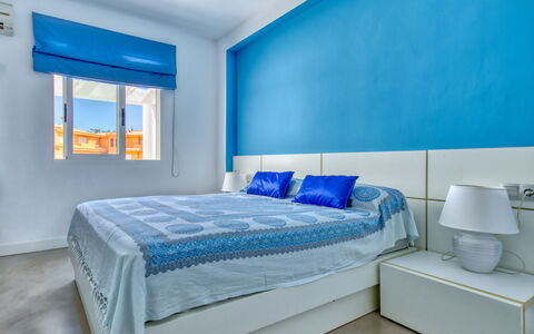 La Senia: Schlafzimmer, Bett, Blau, Bettdecke, Zimmer, Möbel, Eigentum, Interior Design, Bedding, Decke