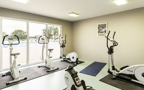 Talmont Saint Hilaire 651: Zimmer, Trainingsgerät, Fitnessstudio, Trainingsgeräte, Körperliche Fitness, Interior Design, Gebäude, Ellipsentrainer, Krankenhaus, Klinik
