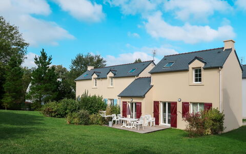 Crozon-Morgat 642: Wolke, Pflanze, Himmel, Gebäude, Fenster, Tür, Baum, Grundstueck, Haus, Gras