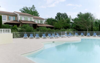 Montauroux 601: Schwimmbad, Eigentum, Gebäude, Wasser, Resort, Grundeigentum, Haus, Freizeit, Die Architektur, Freizeitzentrum