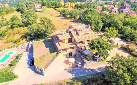 I Gigli di Montefiascone: Wohngebiet, Estate, Vogelperspektive, Hazienda, Eco Hotel, Resort, Schwimmbad, Villa, Villa, Landscaping
