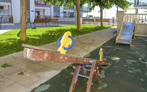 Costa Playa: Öffentlicher Raum, Spielplatz, Menschliche Siedlung, Tabelle, Möbel, Stadt, Baum, Spielmittel, Erholung, Gartenmöbel