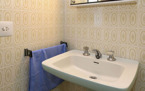 Costa Playa: Badezimmer, Bad Sink, Sinken, Zapfhahn, Eigentum, Wand, Fliese, Zimmer, Armatur, Die Architektur
