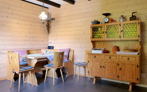 Chalet Ninette: Möbel, Eigentum, Tabelle, Gebäude, Holz, Interior Design, Regal, Regale, Flooring, Fussboden