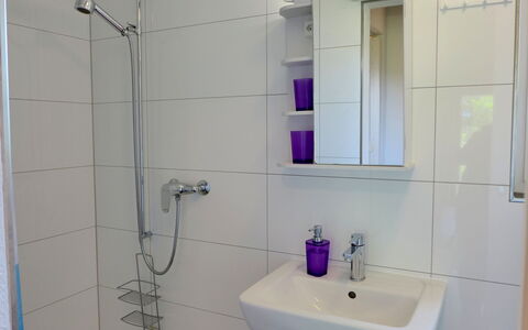 Chalet Ninette: Armatur, Zapfhahn, Sinken, Spiegel, Eigentum, Bad Sink, Duschkopf, Lila, Badezimmer, Dusche