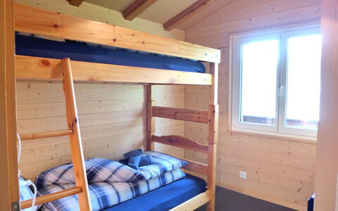 Chalet Ninette: Etagenbett, Eigentum, Fenster, Gebäude, Holz, Herberge, Haus, Fussboden, Wohnheim, Hartholz