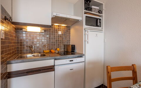 Carnac 122: Zimmer, Eigentum, Möbel, Cabinetry, Küche, Countertop, Gebäude, Interior Design, Haus, Herd