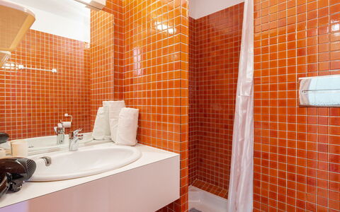 Carnac 122: Badezimmer, Orange, Zimmer, Fliese, Eigentum, Interior Design, Wand, Grundeigentum, Fussboden, Armatur