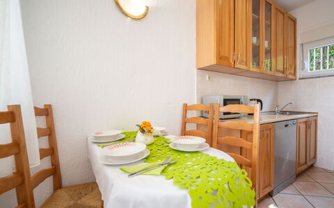 Iris: Cabinetry, Eigentum, Möbel, Tabelle, Countertop, Holz, Gebäude, Küchengerät, Beleuchtung, Interior Design