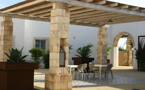 Tenuta Vigna Corallo: Säule, Eigentum, Gebäude, Pergola, Terrasse, Haus, Zuhause, Veranda, Grundeigentum, Zimmer