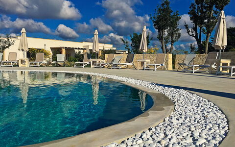 Tenuta Vigna Corallo: Schwimmbad, Blau, Himmel, \Stadt, Eigentum, Wasser, Azurblau, Tourismus, Urlaub, Die Architektur