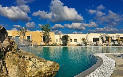Tenuta Vigna Corallo: Himmel, Wasser, Blau, Schwimmbad, Daytime, Wolke, Azurblau, Tourismus, \Stadt, Wasservorräte