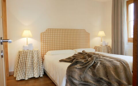 Samedan 7: Schlafzimmer, Bett, Möbel, Zimmer, Bettdecke, Bedding, Bettrahmen, Interior Design, Eigentum, Vorhang