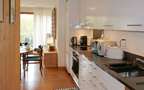 Samedan 7: Countertop, Zimmer, Möbel, Küche, Eigentum, Cabinetry, Fussboden, Interior Design, Sinken, Gebäude