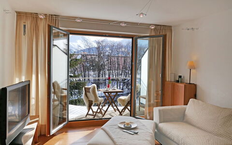 Samedan 7: Zimmer, Eigentum, Möbel, Interior Design, Gebäude, Wohnzimmer, Haus, Grundeigentum, Fussboden, Zuhause