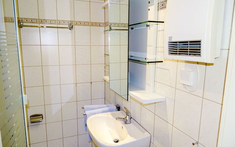 Gollwitz (Insel Poel) 110: Badezimmer, Eigentum, Zimmer, Fliese, Armatur, Die Architektur, Wand, Toilette, Bad Zubehör, Gebäude
