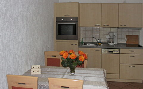 Gollwitz (Insel Poel) 110: Zimmer, Eigentum, Möbel, Küche, Cabinetry, Orange, Major Appliance, Countertop, Interior Design, Gebäude