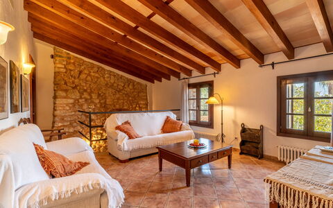 Santa Llucia: Zimmer, Eigentum, Gebäude, Möbel, Interior Design, Haus, Grundeigentum, Decke, Wohnzimmer, Strahl