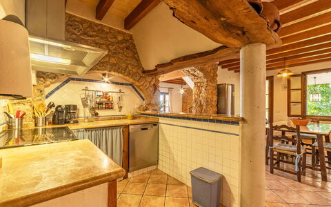 Santa Llucia: Möbel, Eigentum, Cabinetry, Countertop, Holz, Tabelle, Beleuchtung, Interior Design, Küche, Flooring